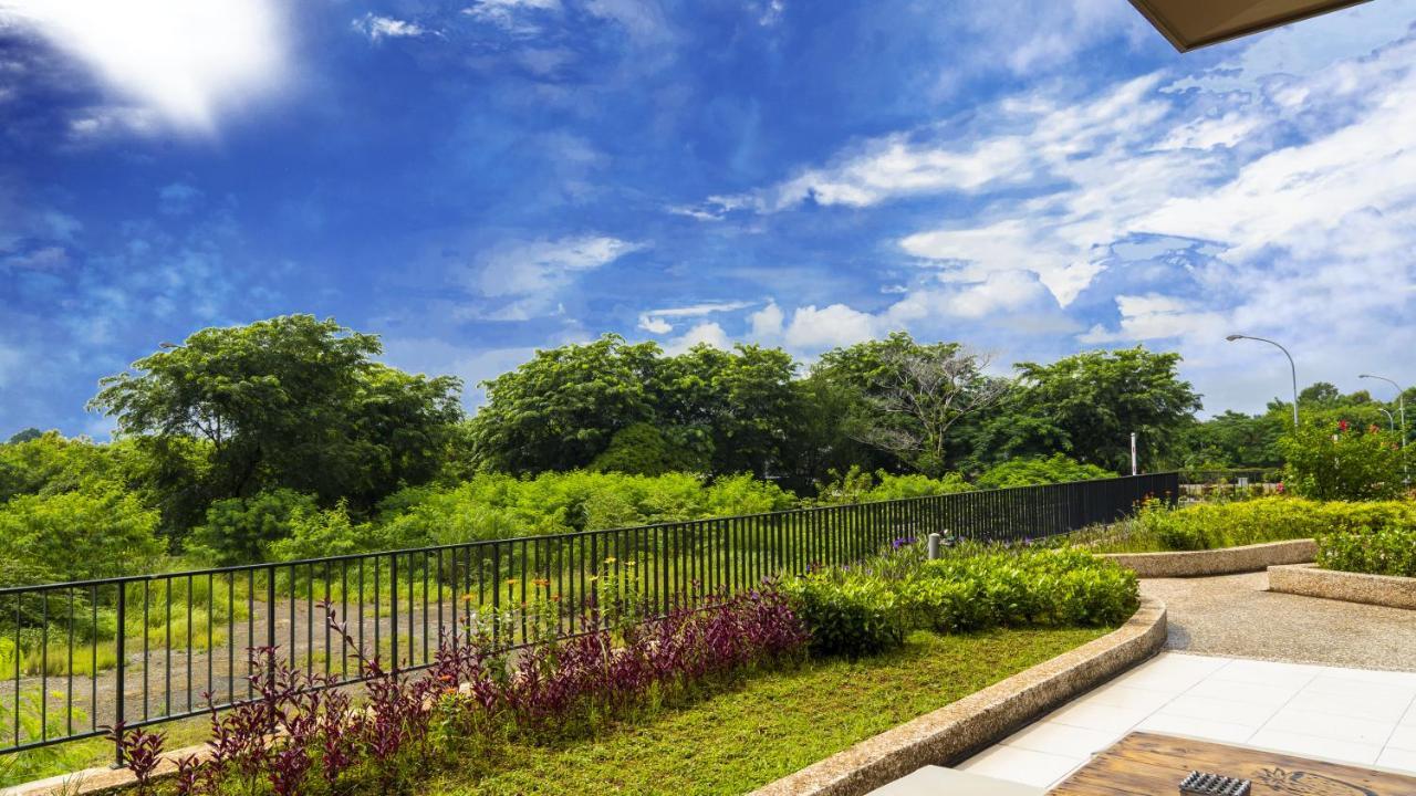 Azalea Suites Cikarang By Jayakarta Group Esterno foto