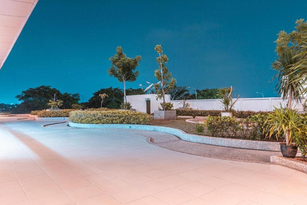 Azalea Suites Cikarang By Jayakarta Group Esterno foto